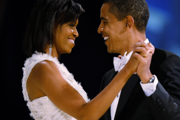 H Michelle Obama γιόρτασε τα 60α γενέθλια του Barack με μια σπάνια οικογενειακή φωτογραφία