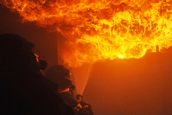 «Προχώρα! Φύγε!»: Η αγωνιώδης προσπάθεια πυροσβεστών να προλάβουν να περάσουν από τις φλόγες 