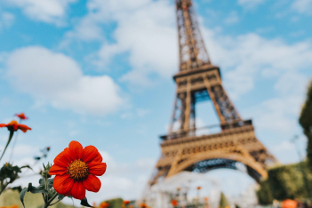 Μπορεί να ψηλώσει ο Πύργος του Eiffel; 1+5 παράξενα facts που συμβαίνουν μόνο κάθε καλοκαίρι