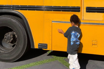 Η 3χρονη κόρη της Kylie Jenner πήρε δώρο ένα σχολικό λεωφορείο, όπως κάθε φυσιολογικό παιδί