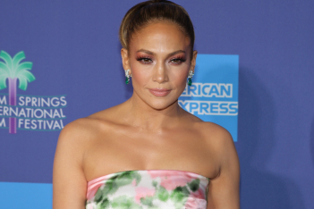 Jennifer Lopez: Μόλις υιοθέτησε στα νύχια της την πιο chic απόχρωση της σεζόν