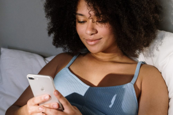 Τι θα συμβεί στον εγκέφαλό σας εάν σταματήσετε να κοιτάτε το κινητό σας πριν κοιμηθείτε