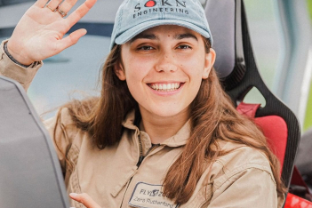 Η Zara Rutherford βάζει στόχο τον ουρανό: Θέλει να γίνει η νεότερη πιλότος που πετάει solo γύρω από τον κόσμο