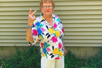 Η τέλεια γιαγιά που στα 91 της έγινε TikToker, δείχνει το ντύσιμό της και θέλει να μείνει single 