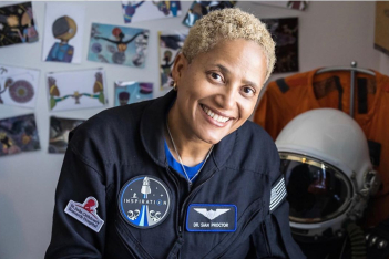 Η Sian Proctor μόλις έγραψε ιστορία ως η πρώτη μαύρη πιλότος διαστημοπλοίου