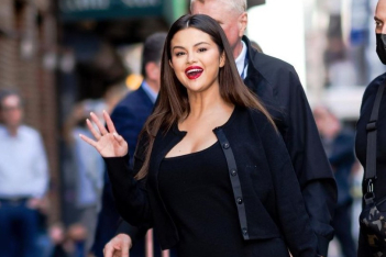 Η Selena Gomez μας δείχνει πώς να φορέσουμε το μικρό μαύρο φόρεμα 