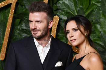 O David Beckham κάνει το makeup της Victoria και είναι το απόλυτο #couplegoals