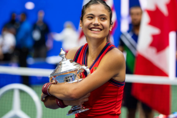 Γνωρίστε την Ema Raducanu, το νέο τρομερό κορίτσι του τένις που κατέκτησε το US Open στα 18 της 