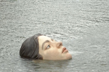 Το άγαλμα του πνιγμένου κοριτσιού στο Μπιλμπάο τρομάζει τους περαστικούς, αλλά αυτός είναι ο στόχος