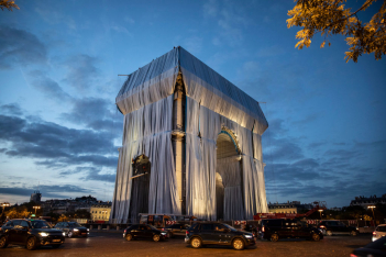 Η Αψίδα του Θριάμβου τυλιγμένη με ύφασμα: Το έργο των Christo και Jeanne-Claude 60 χρόνια μετά την έμπνευσή του