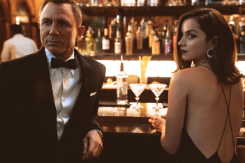 Ο νέος σκηνοθέτης του James Bond αλλάζει το παρελθόν "βιαστή" του 007 και δίνει βήμα στις γυναίκες