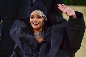Το post event look της Rihanna έδειξε γιατί είναι η βασίλισσα των parties