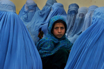 «Δικαιοσύνη, ισότητα, δημοκρατία»: Οι γυναίκες στην Καμπούλ διαδηλώνουν και αρνούνται να ζήσουν όπως το 1990