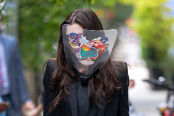 Η Anne Hathaway γέμισε τη (λάθος) μάσκα της με αυτοκόλλητα: Cool, αλλά πώς ακριβώς βλέπει;
