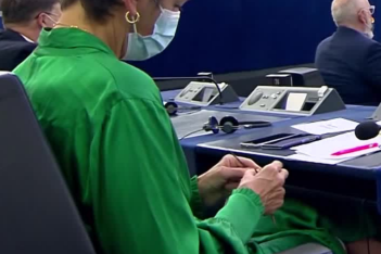 Βγήκαν οι βελόνες στην Ευρωβουλή: Δύο επίτροποι άρχισαν να πλέκουν σε ομιλία και αποθεώθηκαν online