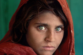«Το κορίτσι του Αφγανιστάν» αναβιώνει μετά από 36 χρόνια και δείχνει πως τίποτα δεν έχει αλλάξει