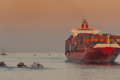 H Διώρυγα του Σουέζ μπλόκαρε ξανά - Όχι, δεν κάνουμε πλάκα: Μεγάλο κοντέινερ σταματά τη διέλευση πλοίων