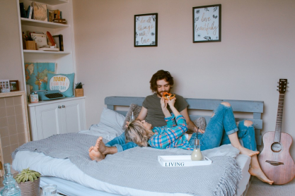 Πρώτα φίλοι, μετά σύντροφοι: Η έρευνα που καταρρίπτει τον κεραυνοβόλο έρωτα