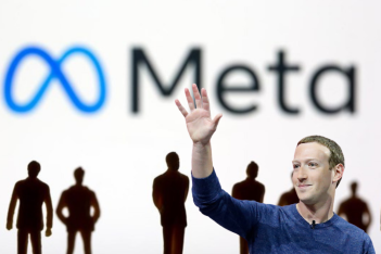 Tέλος το Facebook: Πλέον λέγεται «Meta» και ο Zuckerberg το ανακοίνωσε με την πιο άβολη, ίσως, selfie του μήνα 
