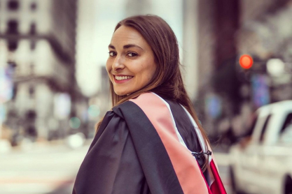 Στερεότυπα τέλος: Η Alexandra Hunt ήταν στρίπερ και τώρα ετοιμάζεται για το Κογκρέσο