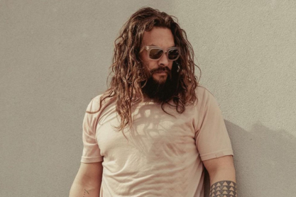 Tα 3 στιλιστικά κόλπα του Jason Momoa για να γίνεις κι εσύ cool