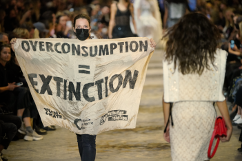 Mια διαδηλώτρια εισβάλλει στο show Louis Vuitton για να περάσει ένα σημαντικό μήνυμα