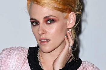 PFW: Η Kristen Stewart απογείωσε το signature look του οίκου Chanel