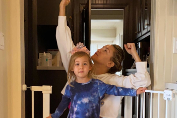 Έξω βρέχει αλλά μέσα μας παίζει το video της Kate Hudson με την 3χρονη κόρη της 