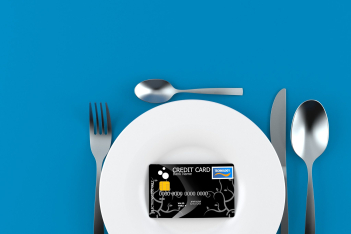 Διαβάστε το αργά και προσεκτικά: Κάθε εβδομάδα καταναλώνουμε ποσότητα πλαστικού ίση με μια πιστωτική κάρτα