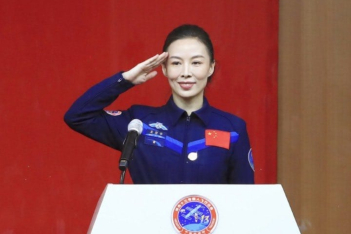 Η πρώτη Κινέζα που θα ταξιδέψει στο διάστημα, ακόμη απολογείται που είναι ταυτόχρονα αστροναύτης και γυναίκα