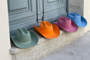 Mother Hats: Τα πιο ανατρεπτικά καπέλα της πόλης, από τα χέρια μιας μαμάς