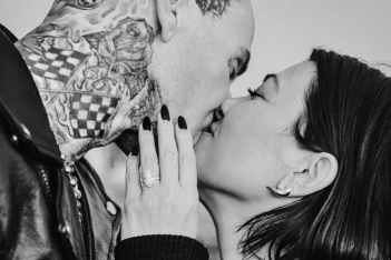 O Travis Barker «χτυπάει» τα χείλη της Kardashian πάνω από το τατουάζ που είχε για την πρώην του