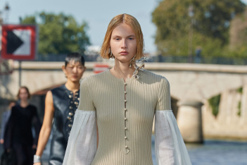 O oίκος Chloé φέρνει το οικολογικό στιλ στην εβδομάδα μόδας στο Παρίσι