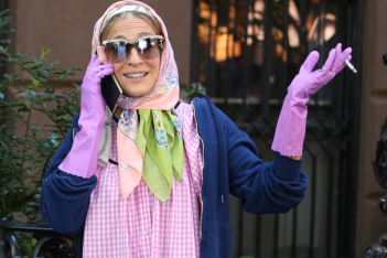 Η Carrie Bradshaw σε κρίση ταυτότητας, φοράει λιλά λαστιχένια γάντια, μαντήλι στο κεφάλι και παραμένει iconic