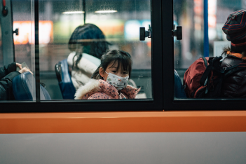 Στο Hong Kong οι κάτοικοι είναι τόσο εξαντλημένοι που πλέον υπάρχουν ειδικά λεωφορεία μόνο για να κοιμάσαι