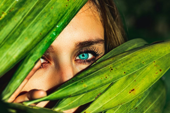 Ο πραγματικός λόγος που οι άνδρες θεωρούν τις γυναίκες με μεγάλα μάτια περισσότερο ελκυστικές