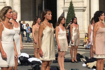 Aεροσυνοδοί της Alitalia βγάζουν τα ρούχα τους σε διαματρυρία για τα "εξευτελιστικά συμβόλαια" της εταιρείας
