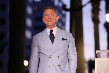 O Daniel Craig πήρε το αστέρι του στο Walk of Fame: «Είναι μεγάλη τιμή για μένα να σε πατάνε στο Hollywood»