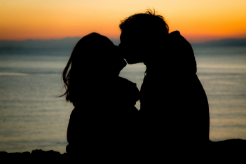 Τελικά, το φιλί είναι απιστία; Έρευνα δίνει την απάντηση