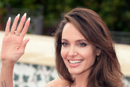 Λευκή, μίντι, υπέρκομψη: H φούστα της Angelina Jolie που θέλουμε διακαώς 