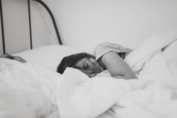 H μέθοδος «4-7-8» που θα σας βοηθήσει να κοιμηθείτε σε δευτερόλεπτα