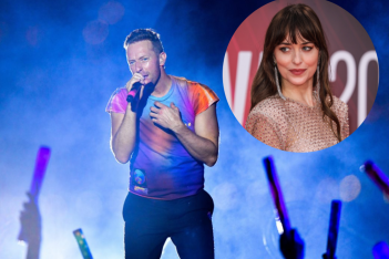 Μελώστε ελεύθερα: Ο Chris Martin αποκαλεί την Dakota Johnson «το σύμπαν του» σε συναυλία 