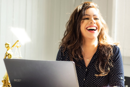 5 αθώες συμπεριφορές που οι γυναίκες αποφεύγουν για να μην «προκαλέσουν». Βλέπετε το πρόβλημα;