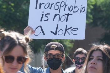 Η γιγάντια διαμαρτυρία των εργαζομένων του Netflix για τον τρανσφοβικό Chappelle δείχνει πως υπάρχει, τελικά, ελπίδα