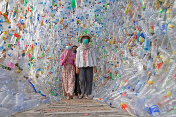 Μουσείο στην Ινδονησία φτιαγμένο από 10.000 πλαστικά αντικείμενα απεικονίζει την περιβαλλοντική κρίση της χώρας