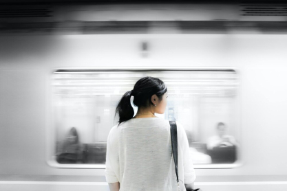 Μία γυναίκα βιάστηκε σε τρένο και οι επιβάτες δεν αντέδρασαν. Αυτή είναι η πραγματικότητα που ζούμε κάθε μέρα