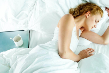 4 μύθοι γύρω από τον ύπνο που καταρρίπτουν οι ειδικοί