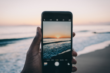 «Drop Your Best Sunset Photos»: Η νέα Instagram τάση γεμίζει ήδη τα stories με ηλιοβασιλέματα -και όχι μόνο 