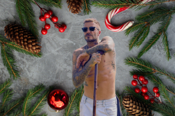 Ο David Beckham χωρίς μπλούζα, με μπάλα και μπογιές, φέρνει τα Χριστούγεννα