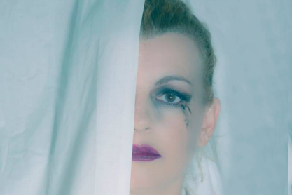 Η αγάπη, ο έρωτας, η απώλεια και ο πόνος, στο νέο τραγούδι της Ελένης Νόνη